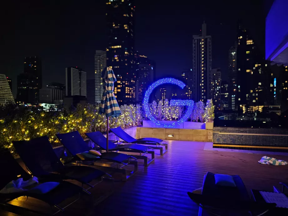 A medence melletti terasz a sötétben