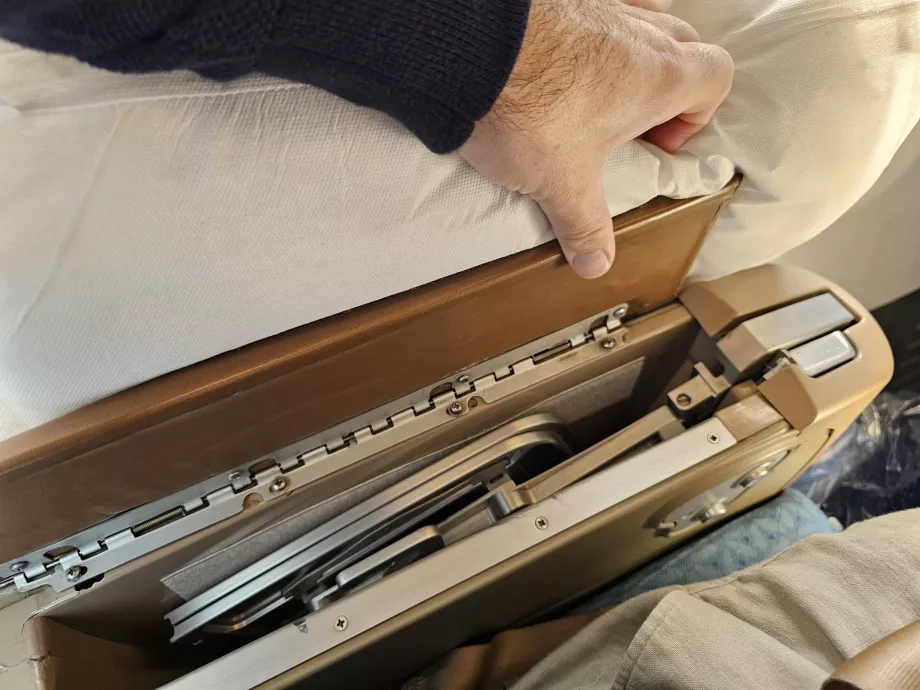 Étkezőasztal a karfában