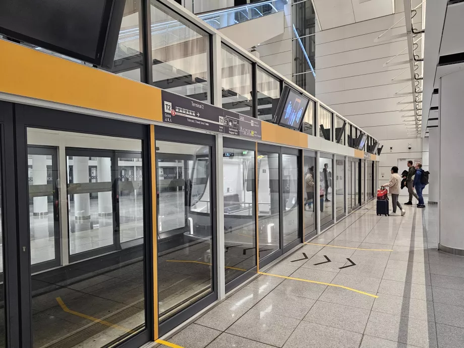 Automatikus vonat a szatellit terminálról a 2. főterminálra