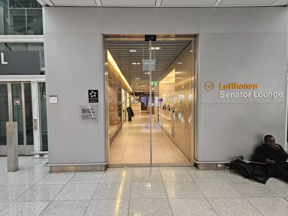 Bejárat a társalgóba