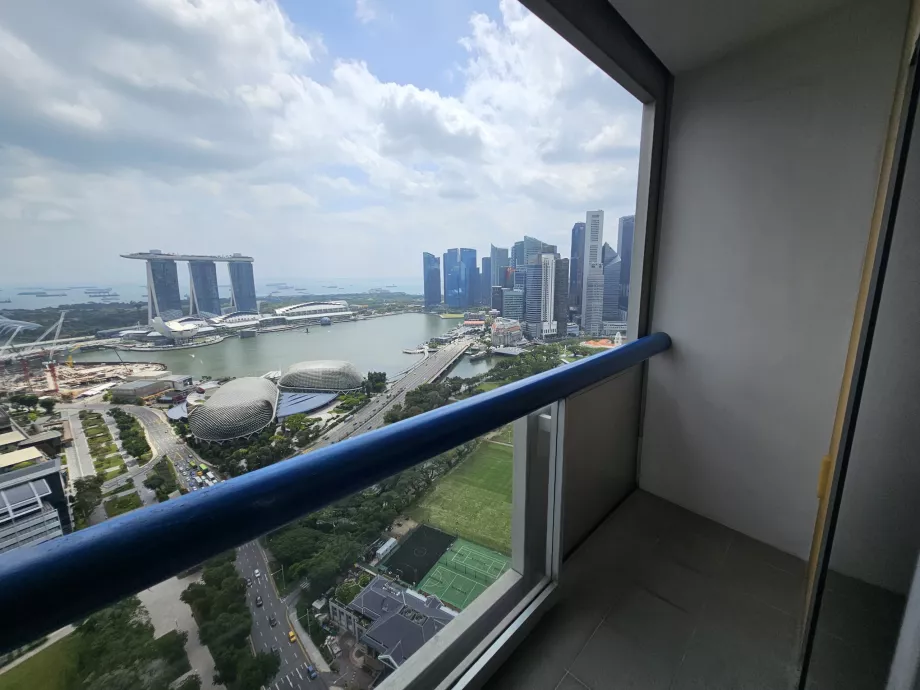 Kilátás a Marina Bay Sands-re az erkélyről