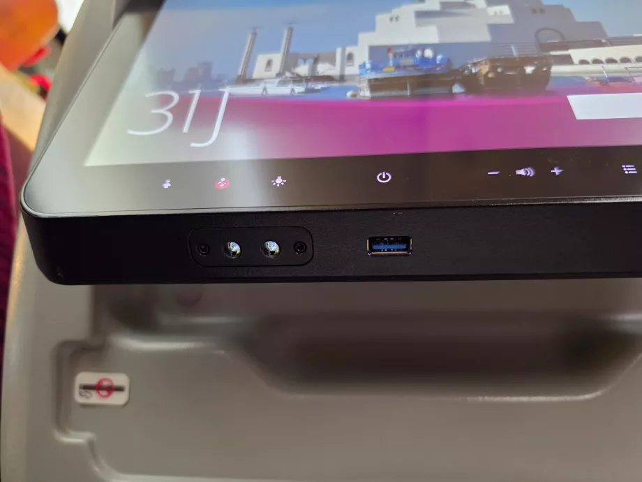 USB-csatlakozó az IFE-képernyőn