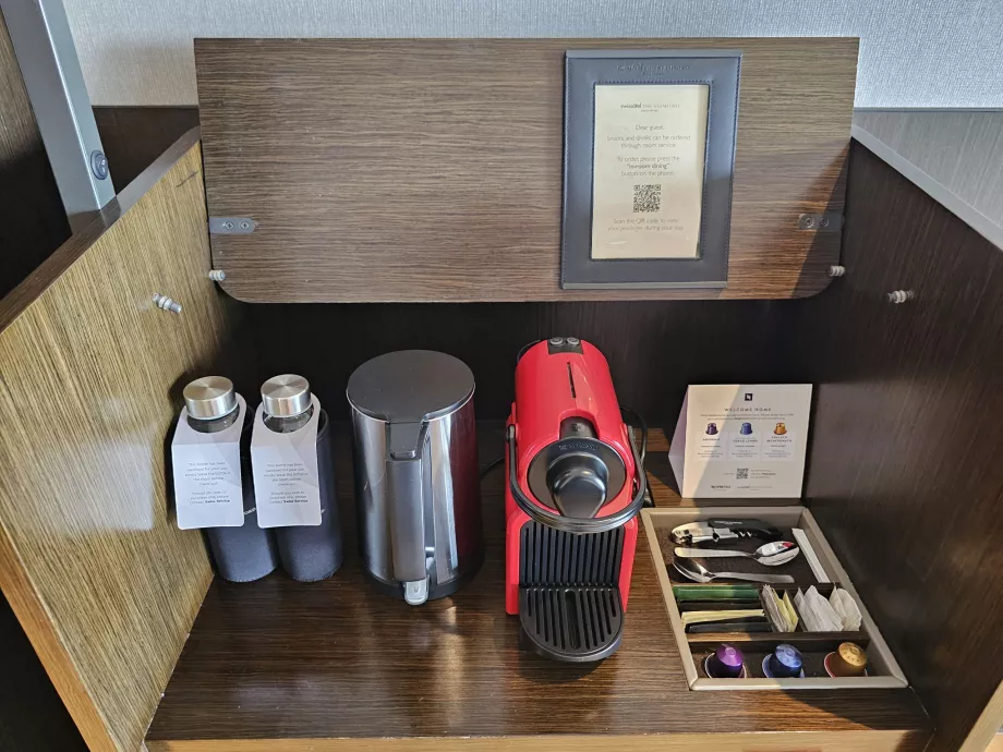 Ingyenes kávéfőző és víz