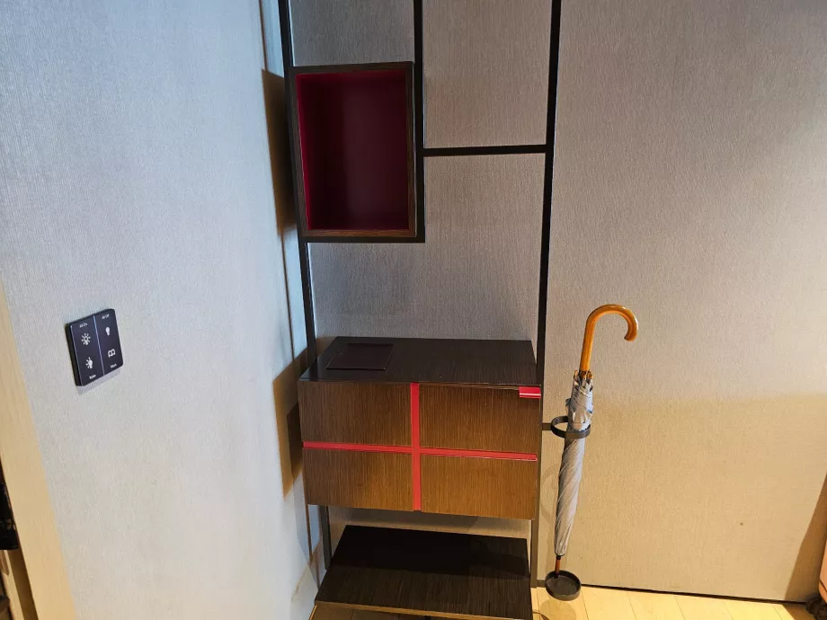 Tárolórekeszek és esernyő