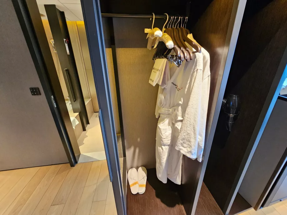 Fürdőköpeny, papucs és hajszárító