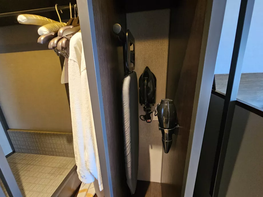 Vasalódeszka és hajszárító