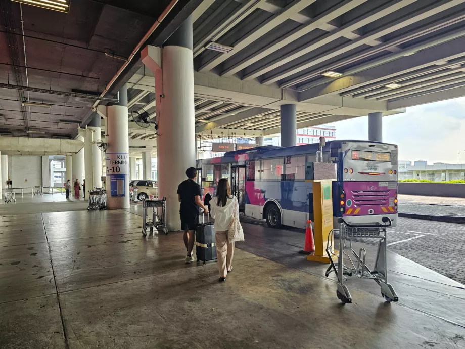 Buszmegálló a 2. terminálnál