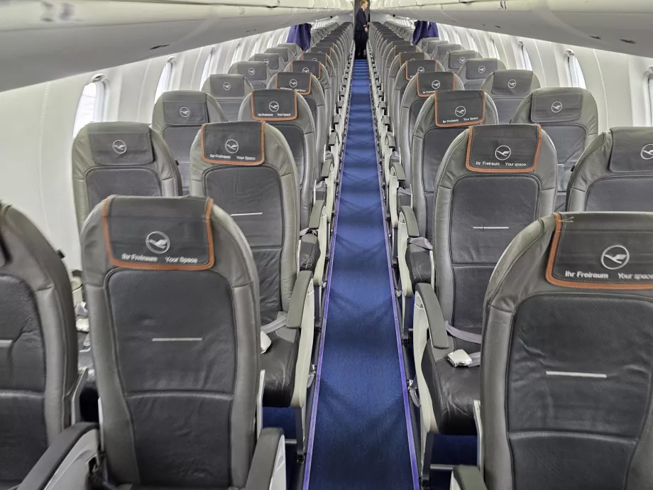 Business osztályú kabin, a háttérben turista osztályú kabin