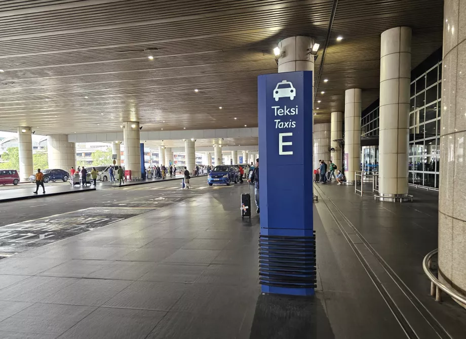 Taxi, az 1-es terminál előtt álljon meg