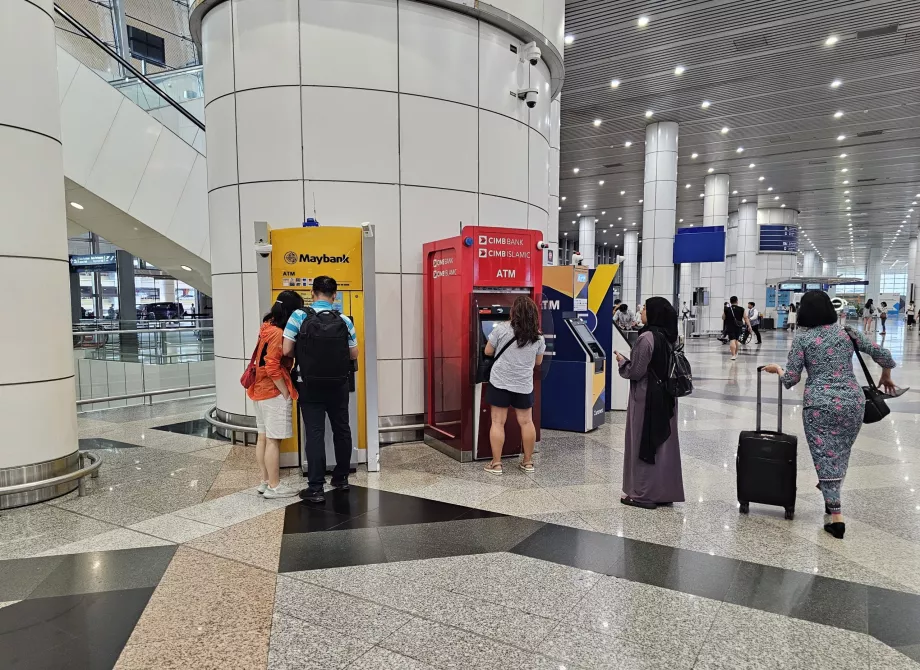 ATM-ek, érkezési csarnok