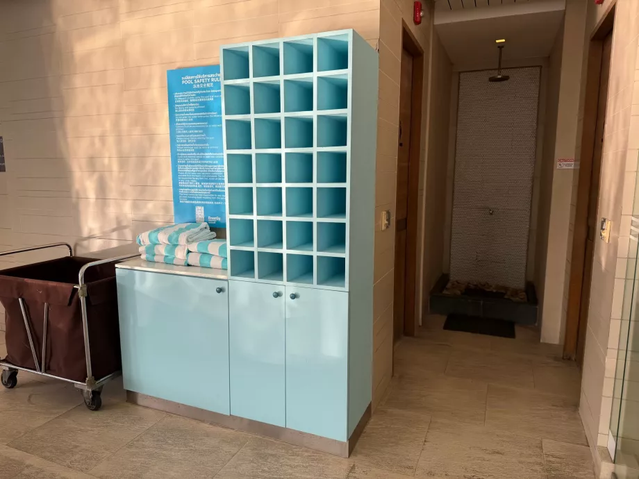 Törölközők a medencénél