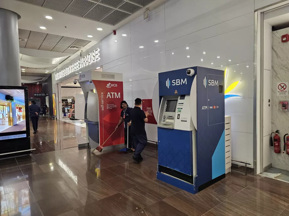 ATM-ek az érkezési csarnokban