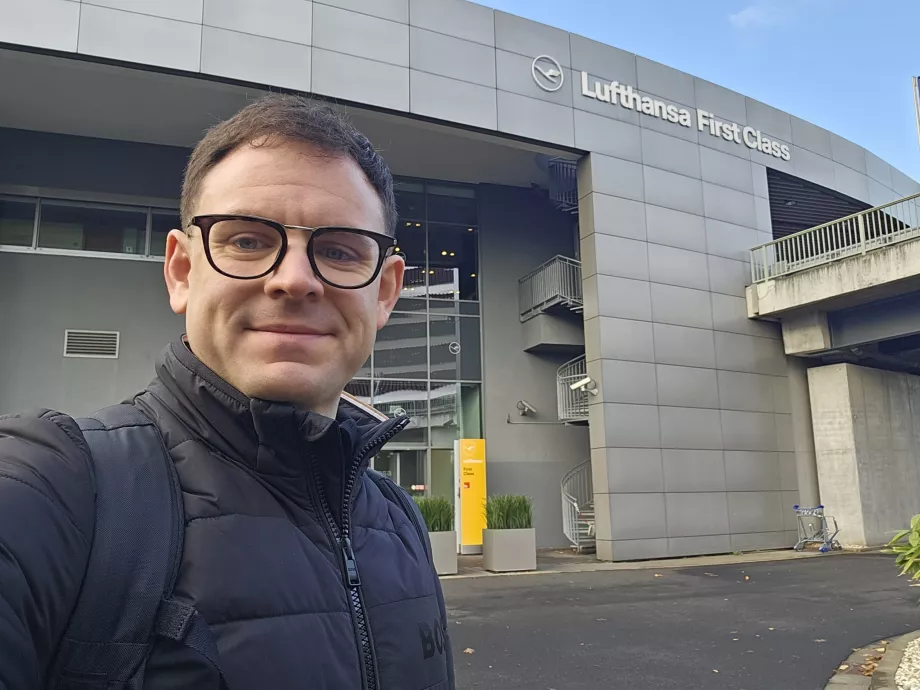 Én az első osztályú terminál előtt