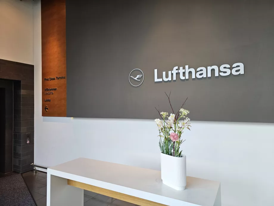 Első osztályú terminál bejárati előcsarnok