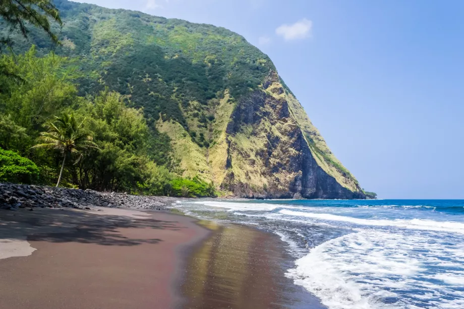 Fekete homokos strand Waipio-ban