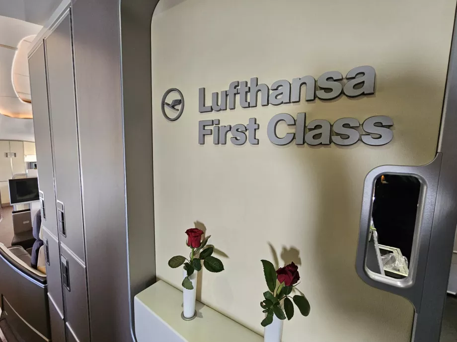 "Lufthansa First Class" felirat