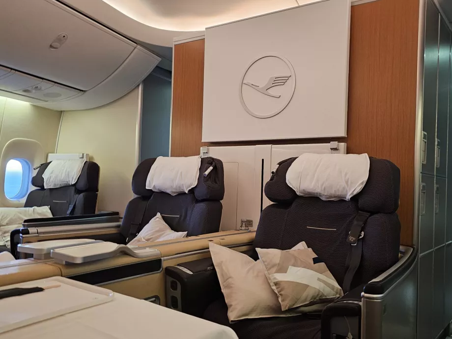 Két ülés a 3. sor közepén