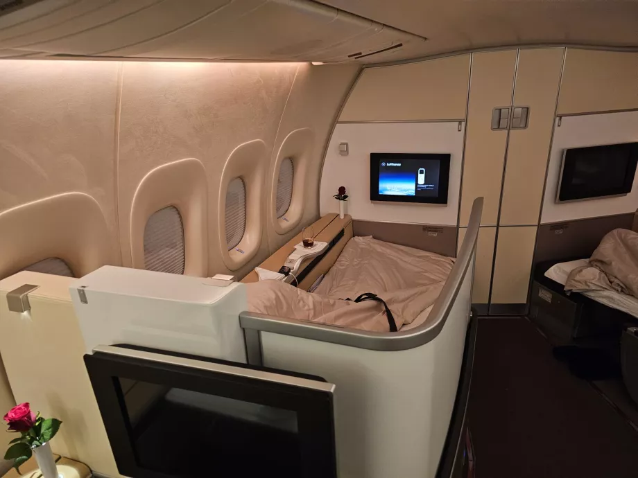 Az ülést a folyosótól elválasztó kihúzható paraván