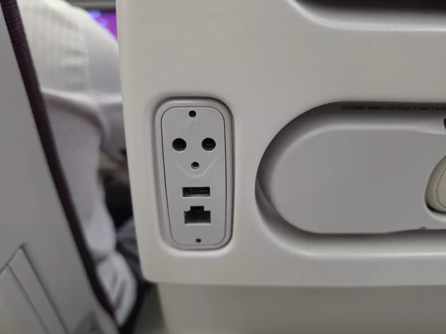 USB-A port és Ethernet-kábel csatlakozó