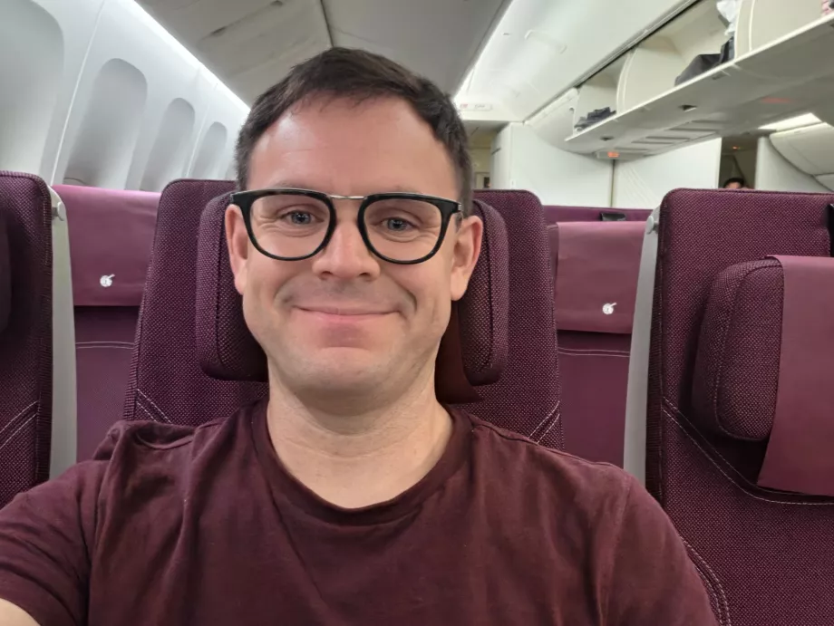 Én a Qatar Airways-nél (a pólóm színei illeszkednek a kabin színvilágához!)