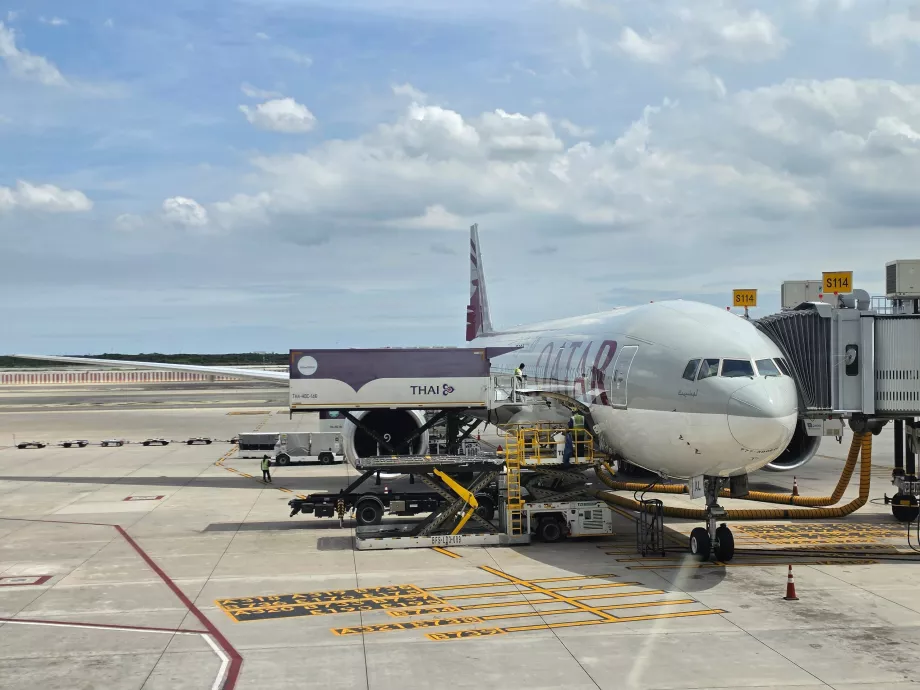 A Boeing 777-300-asunk Bangkokban való leszállás után