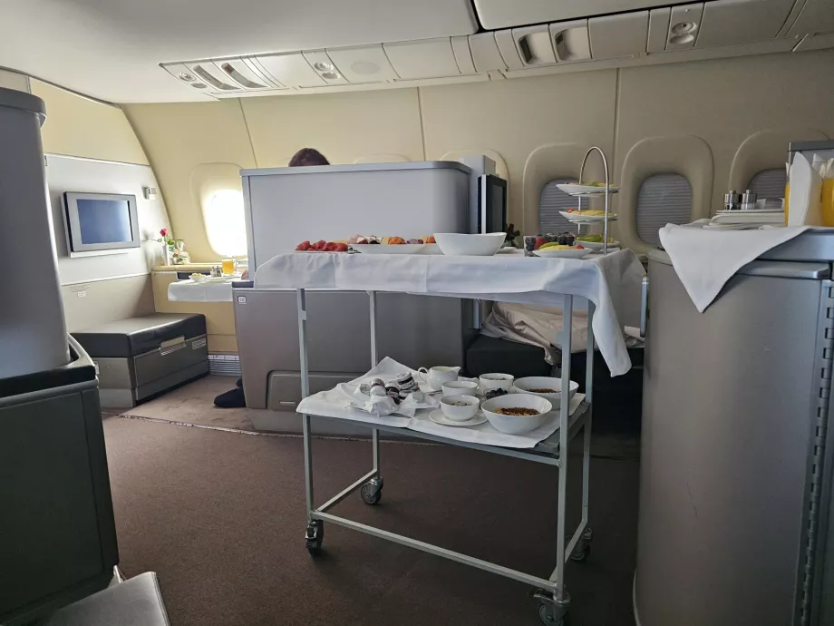 A reggelizőasztal és a kiszolgálás közvetlenül a helyem mellett zajlik.