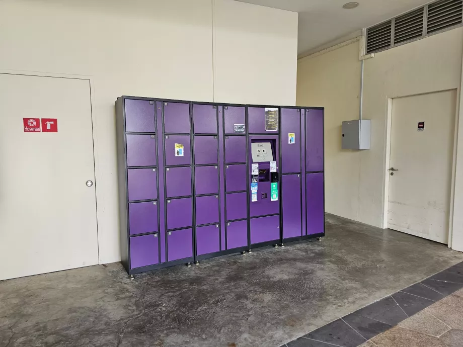 Poggyászmegőrző a főbejáratnál