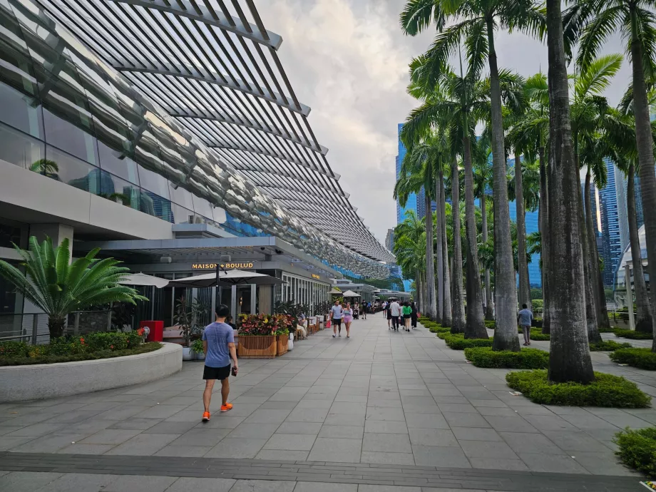 Sétány az MBS előtt