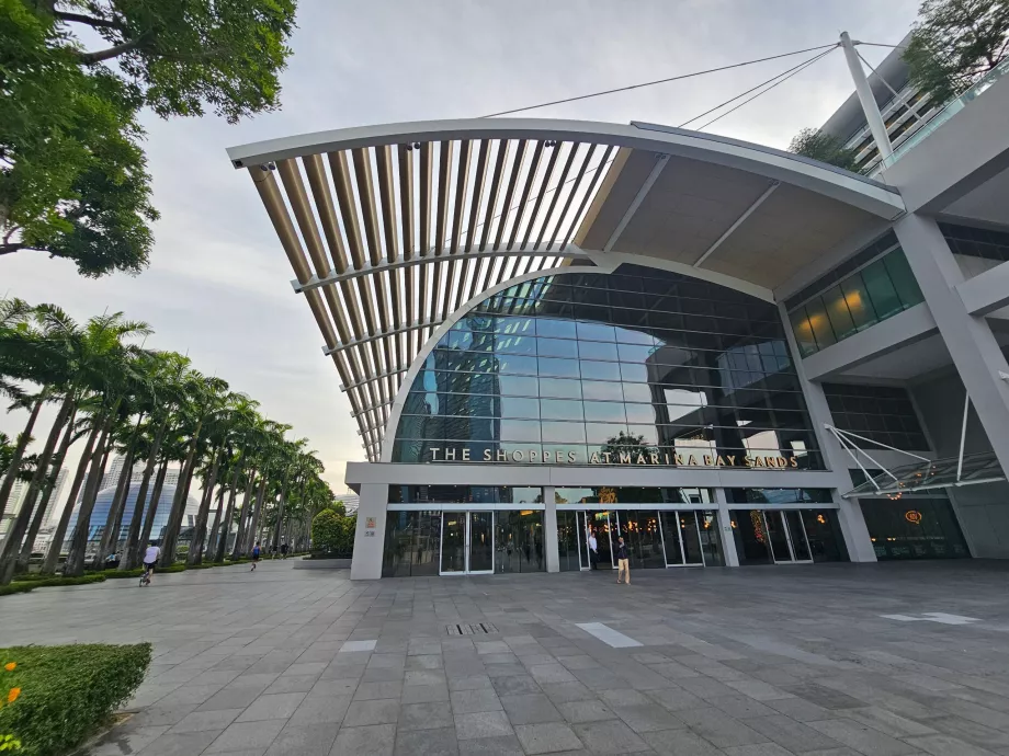 A Marina Bay Sands Shoppes bejárata