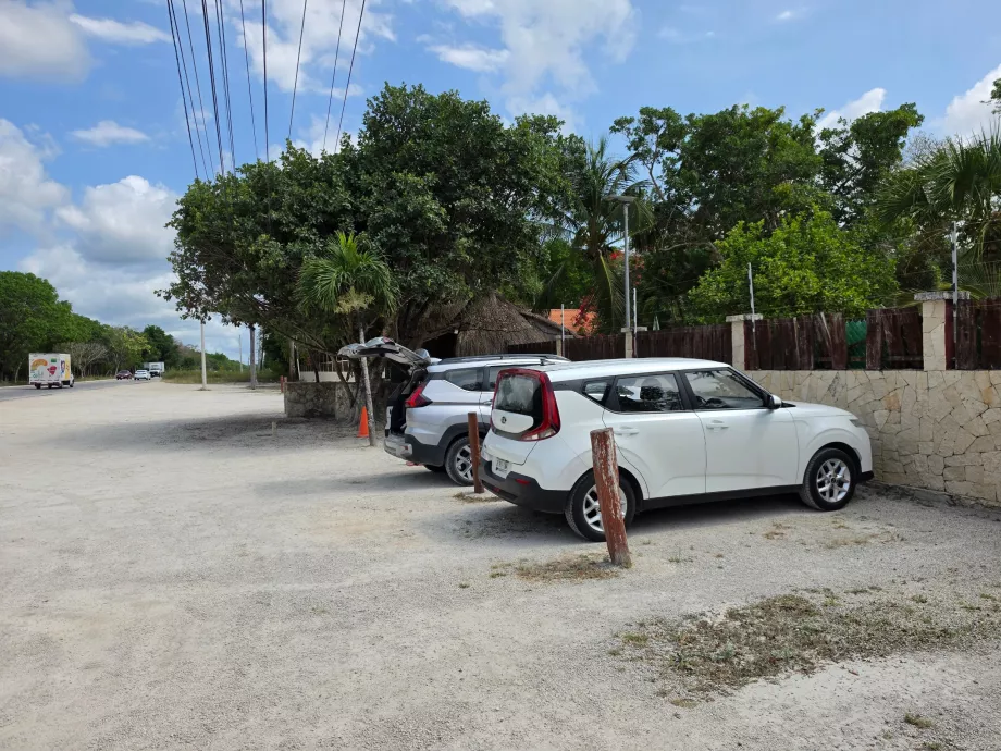 Parkoló a Gran Cenote-nál
