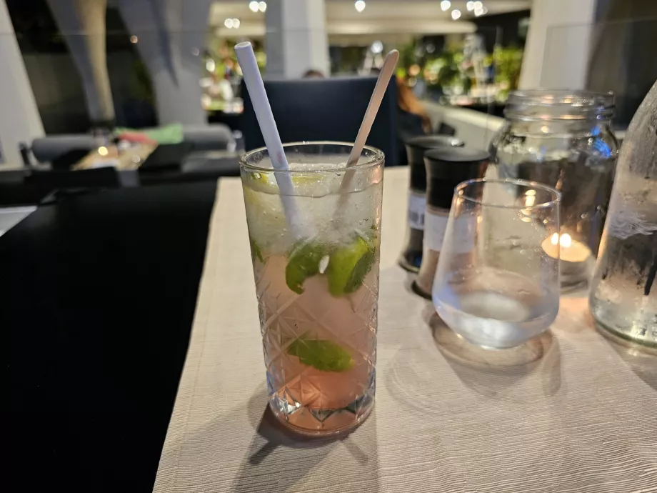 Koktél hibiszkusszal