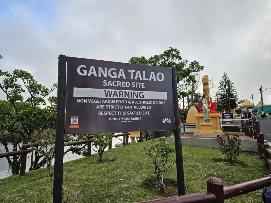 Táblák a Grand Bassin templomnál