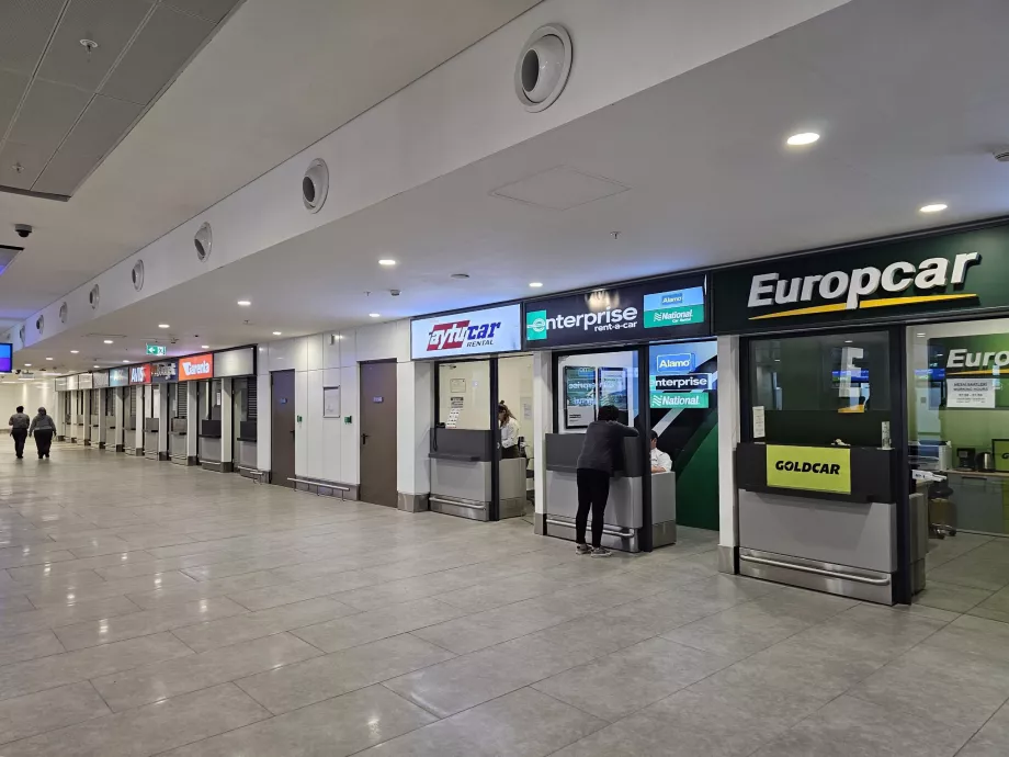 Autókölcsönző pultok a 2. terminálon