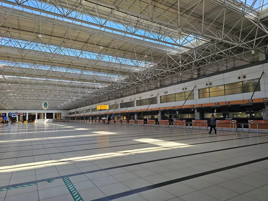Check-in pultok a 2. terminálon