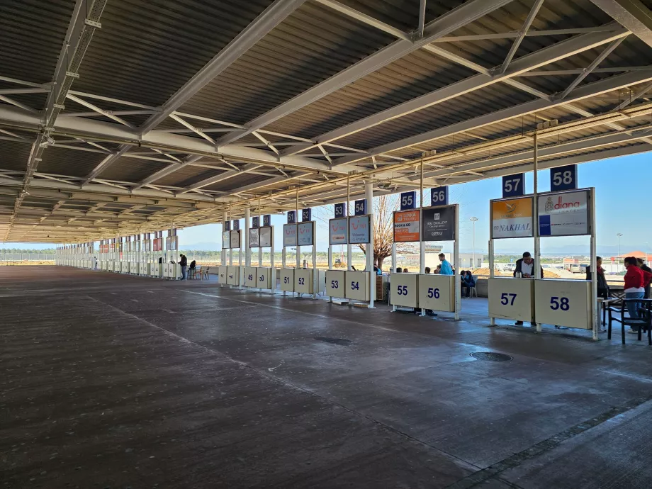 Az utazásszervezők standja a 2. terminál előtt