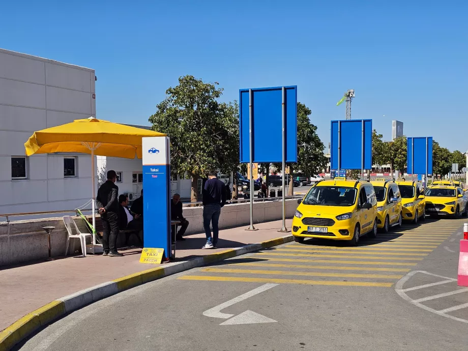 Taxiállomás a 2. terminál előtt