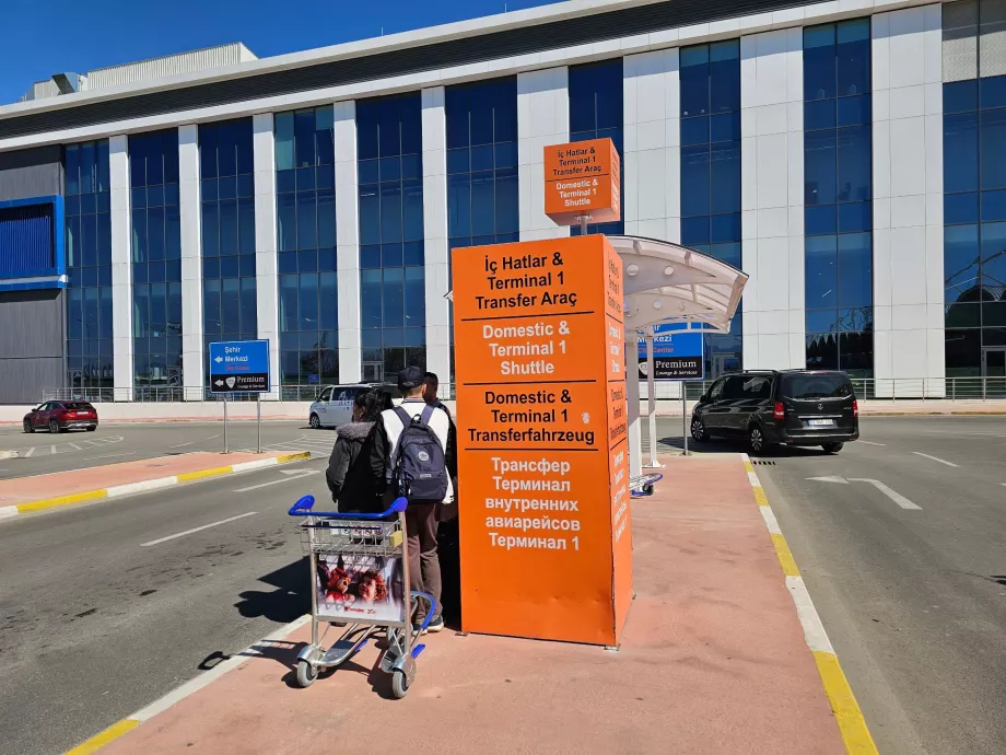 A terminálok közötti buszmegálló a 2. terminál előtt.