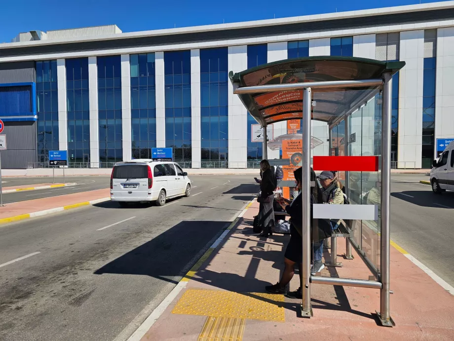 Városi buszmegálló a 2-es terminál előtt