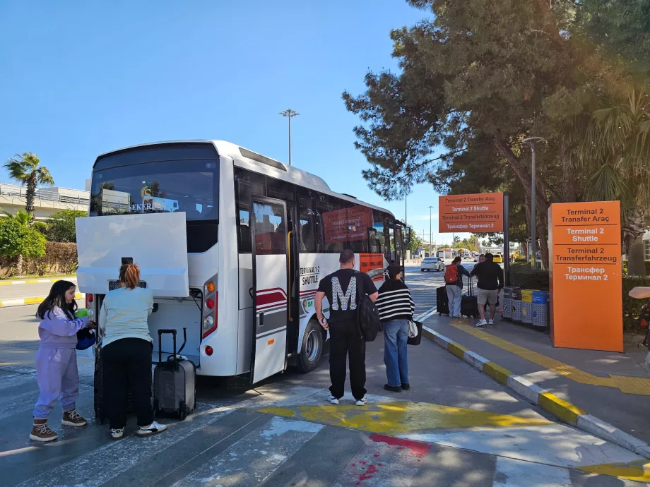 A terminálok közötti buszmegálló az 1. terminál előtt.