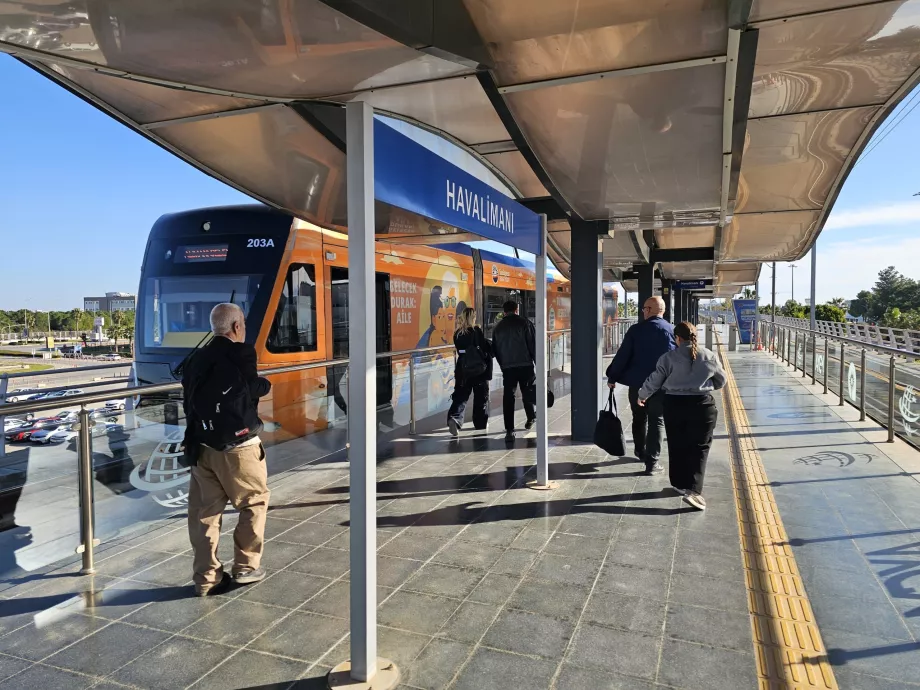 Villamosmegálló az 1-es terminál előtt