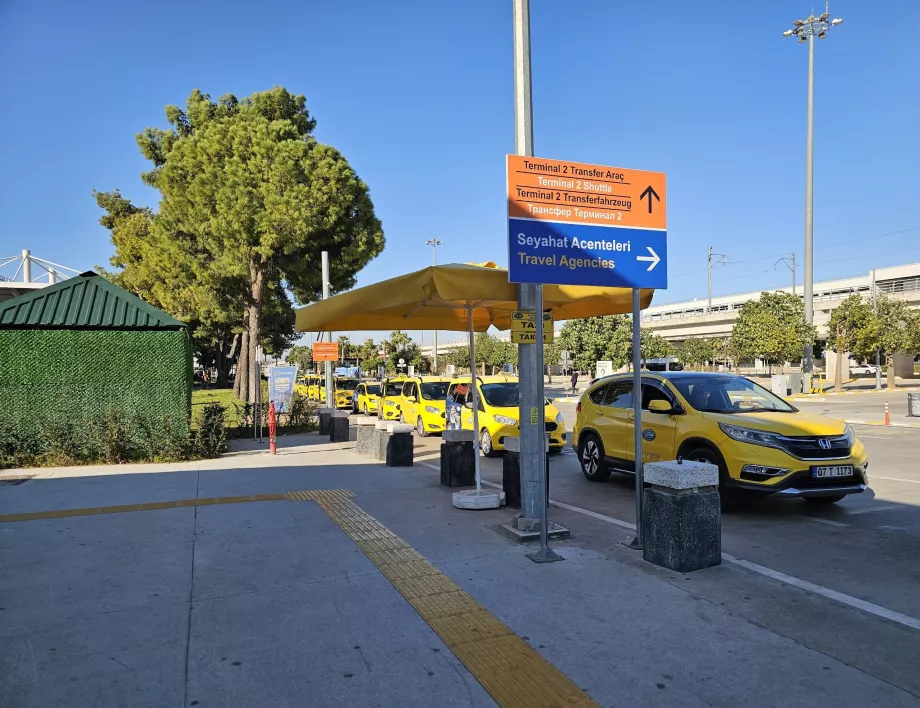Taxiállomás, belföldi terminál 1