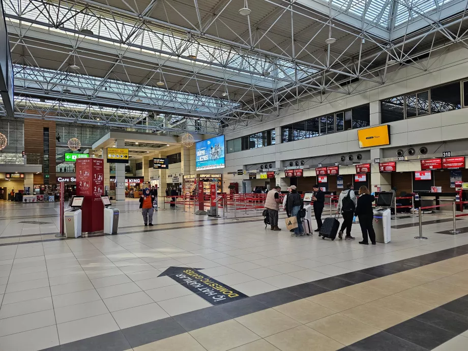 1. terminál, belföldi check-in pultok