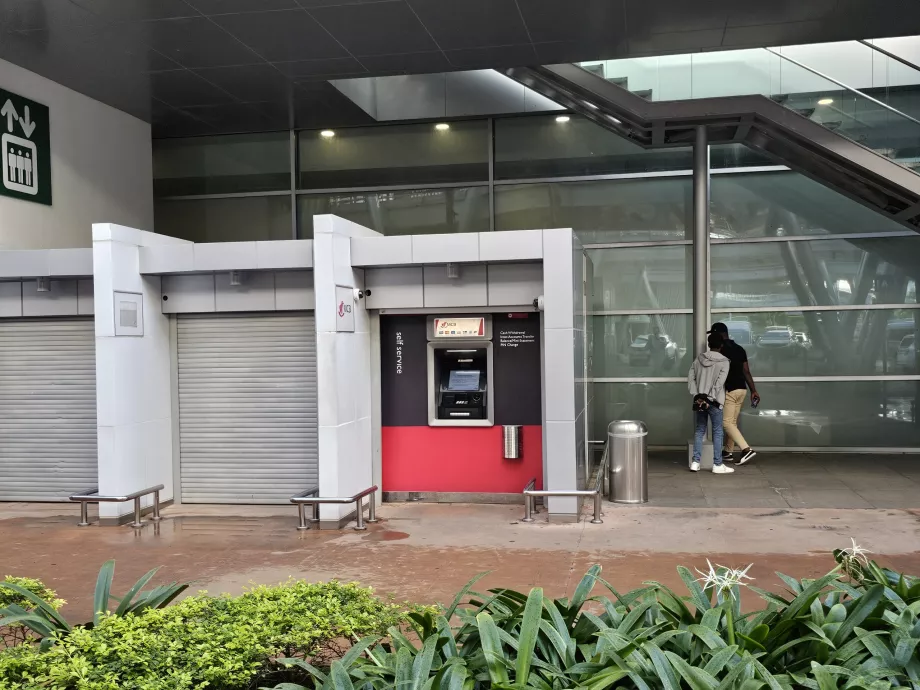 ATM az érkezési csarnok előtt