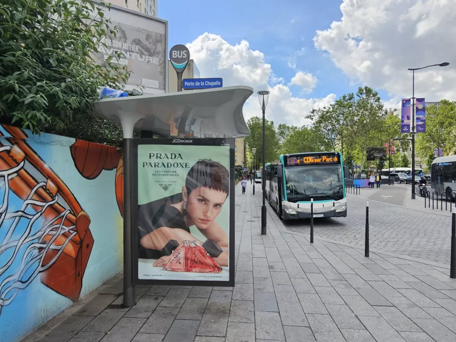 A 350-es busz megállója a Porte de la Chapelle-nél