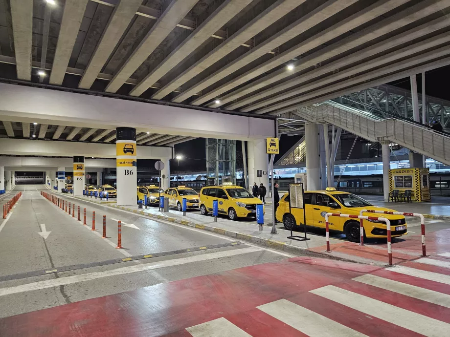 Taxiállomások Izmir repülőterén