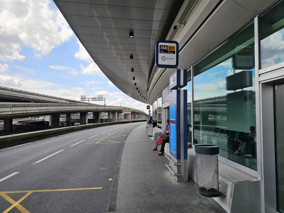 350-es és 351-es buszmegálló a 2B terminálnál