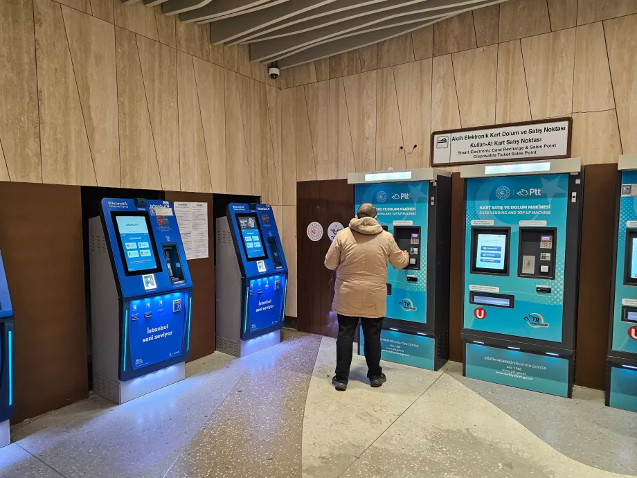 Bal oldali kék gépek - Istanbulkart; jobb oldali kék gépek - PTT kártya