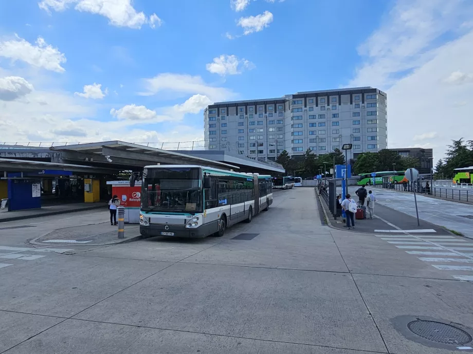 Buszok Párizs központjába (E peron)