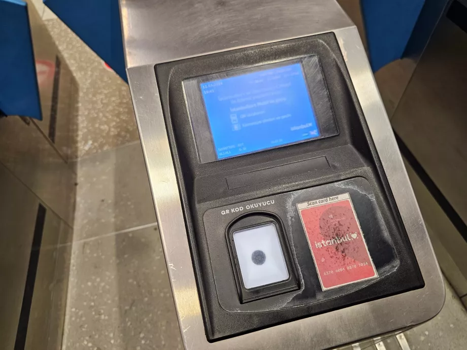 Fordítókapu a metróállomás bejáratánál