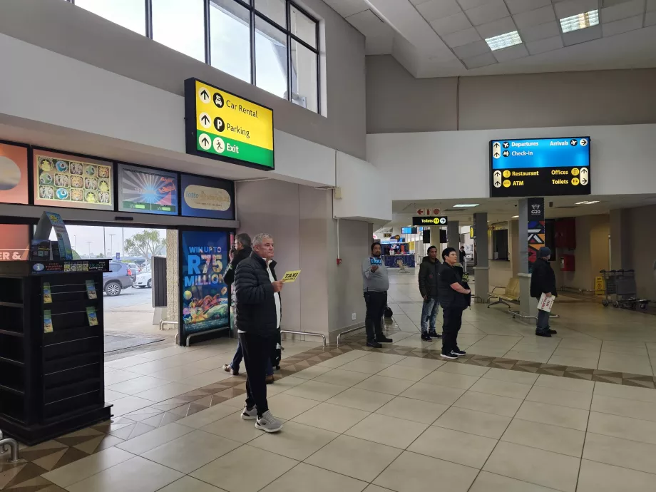 Taxisofőrök az érkezési csarnokban